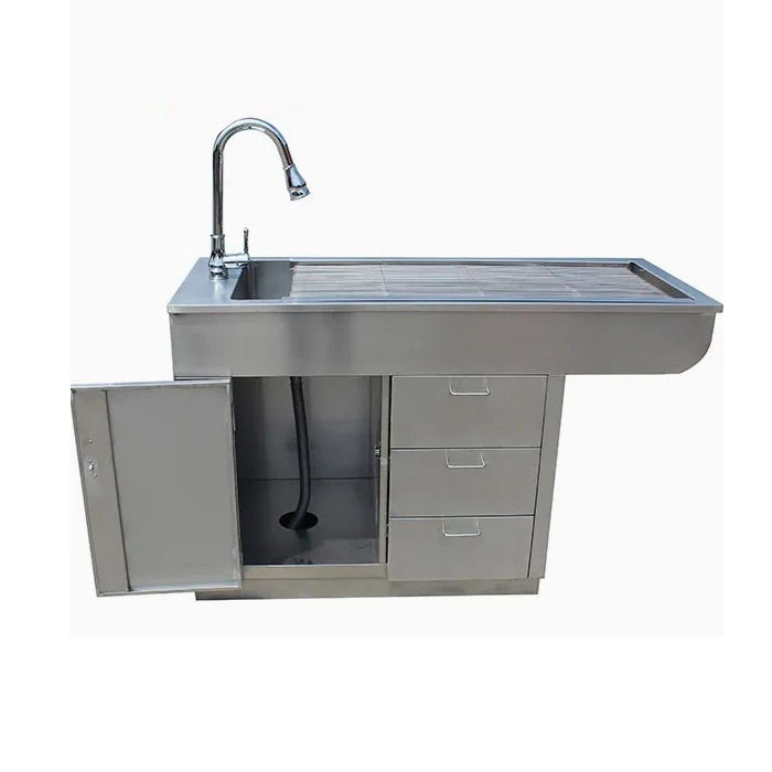 Tavolo per la toelettatura degli animali domestici della clinica veterinaria